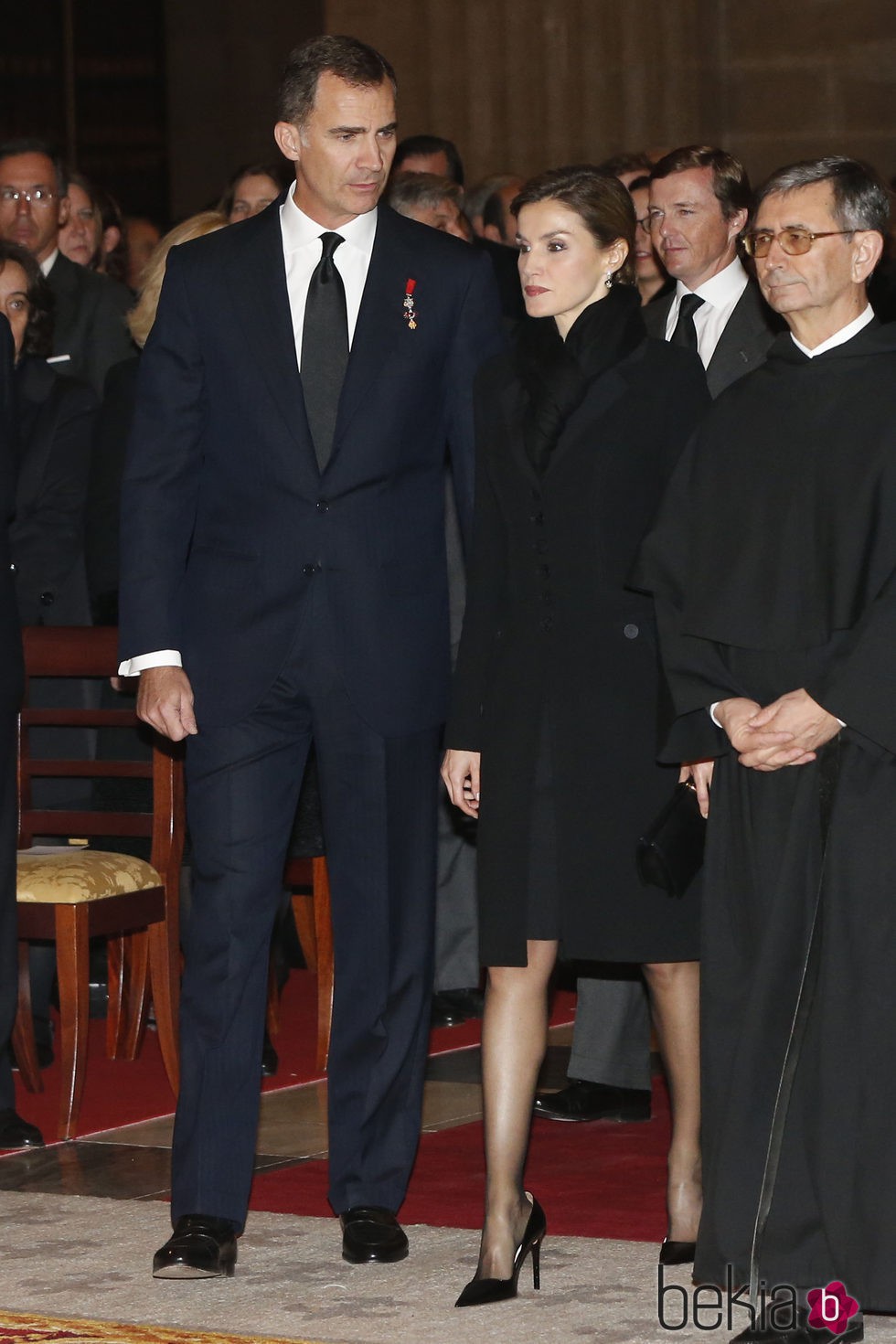 Los Reyes Felipe y Letizia en el funeral del Infante Carlos