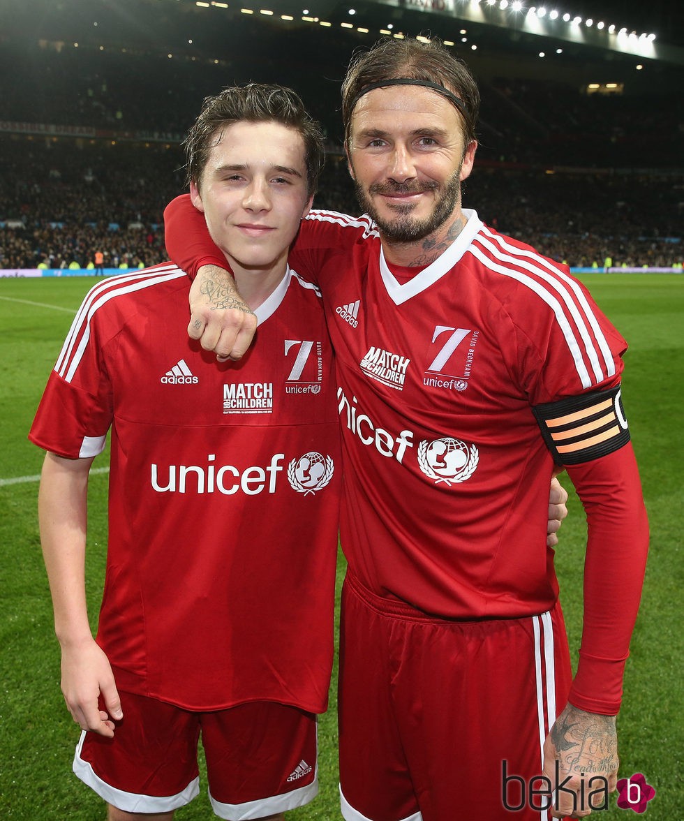 David Beckham y Brooklyn Beckham posan juntos tras finalizar el encuentro solidario