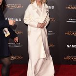 Jennifer Lawrence luce un pasador con los colores de la bandera francesa en honor a las víctimas