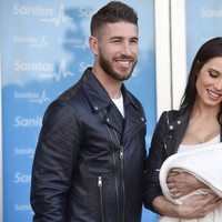 Pilar Rubio mira embelesada a su hijo Marco junto a Sergio Ramos en su presentación