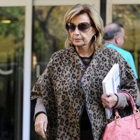 María Teresa Campos saliendo de una clínica de Madrid