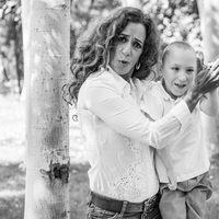 Rosario Flores posa junto a un niño con discapacidad para el calendario solidario del Hospital San Rafael 2016