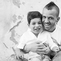 David Muñoz posa junto a un niño con discapacidad para el calendario del Hospital San Rafael 2016