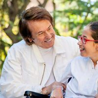 Raphael posa junto a una niña con discapacidad para el calendario del Hospital San Rafael 2016