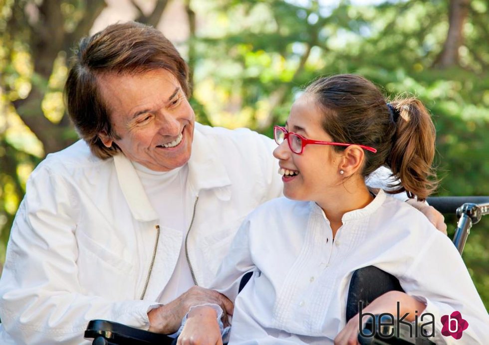 Raphael posa junto a una niña con discapacidad para el calendario del Hospital San Rafael 2016