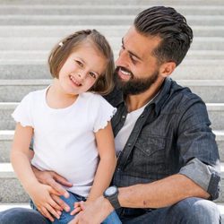 Álvaro Arbeloa posa junto a una niña con discapacidad para el calendario del Hospital San Rafael 2016