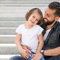 Álvaro Arbeloa posa junto a una niña con discapacidad para el calendario del Hospital San Rafael 2016
