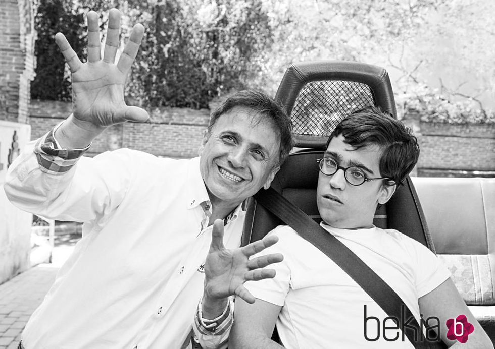 José Mota posa junto a un niño con discapacidad para el calendario del Hospital San Rafael 2016