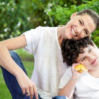 Laura Sánchez posa junto a un niño con discapacidad para el calendario del Hospital San Rafael 2016