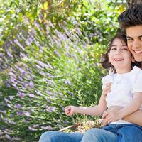 Abraham Mateo posa junto a una niña con discapacidad para el calendario del Hospital San Rafael 2016