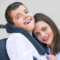 Macarena Gómez posa junto a un niño con discapacidad para el calendario del Hospital San Rafael 2016