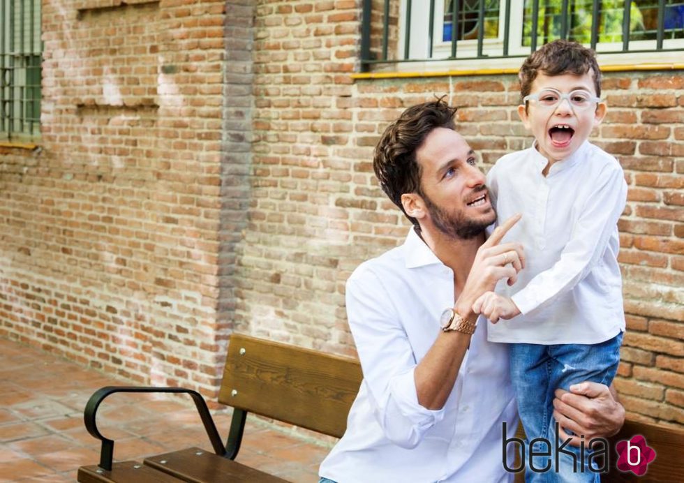 Feliciano López posa junto a un niño con discapacidad para el calendario del Hospital San Rafael 2016