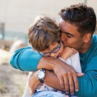 Casemiro posa junta a un niño con discapacidad para el calendario del Hospital San Rafael 2016