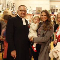 Las Princesas Magdalena y Leonor de Suecia en un rastrillo de Navidad en Londres