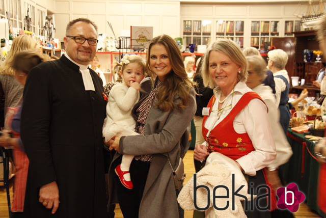 Las Princesas Magdalena y Leonor de Suecia en un rastrillo de Navidad en Londres