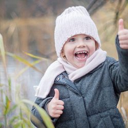 La Princesa Estela de Suecia se divierte jugando en el parque del Palacio de Haga