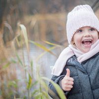 La Princesa Estela de Suecia se divierte jugando en el parque del Palacio de Haga