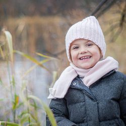 La Princesa Estela de Suecia disfruta del otoño en el parque del Palacio de Haga