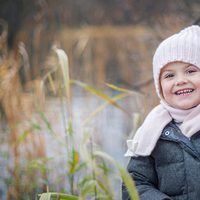 La Princesa Estela de Suecia disfruta del otoño en el parque del Palacio de Haga