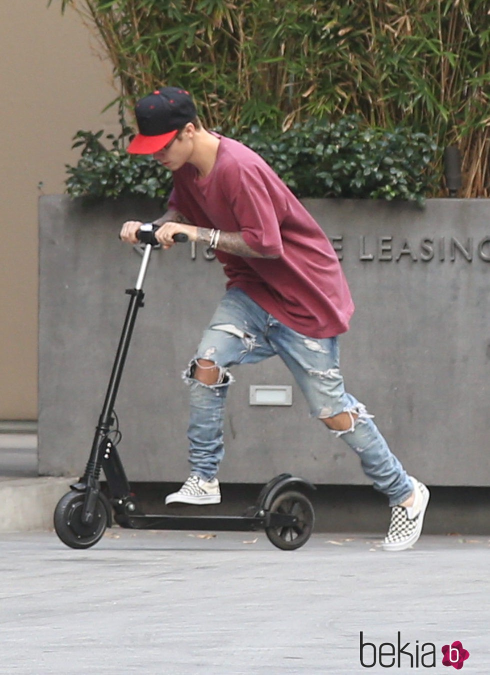 Justin Bieber en monopatín después de cancelar dos de sus shows