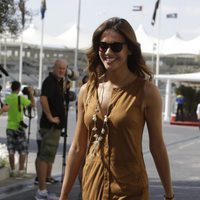 Lara Álvarez paseando por el paddock del GP de Abu Dabi 2015