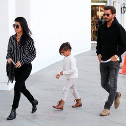 Kourtney Kardashian y Scott Disick con su hijo Mason disfrutando de un día en familia