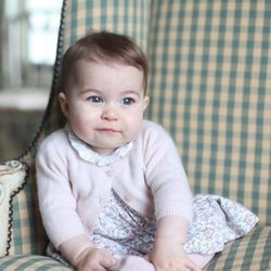 La Princesa Carlota de Cambridge ataviada con un vestido floreado