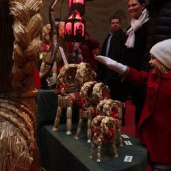 Estela de Suecia, muy sonriente en un mercadillo navideño