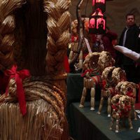 Estela de Suecia, muy sonriente en un mercadillo navideño