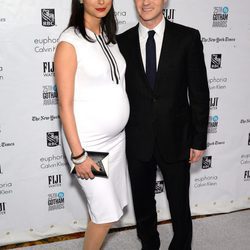 Morena Baccarin presume de embarazo con Ben McKenzie en los Premios Gotham 2015