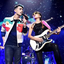 Joe Jonas y JinJoo Lee actuando en el Jingle Ball Tour 2015 en Los Angeles