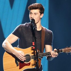 Shawn Mendes actuando en el Jingle Ball Tour 2015 en Los Angeles