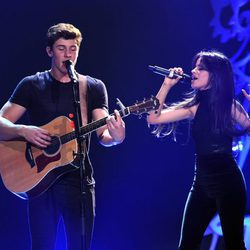 Shawn Mendes y Camila Cabello actuando en el Jingle Ball Tour 2015 en Los Angeles