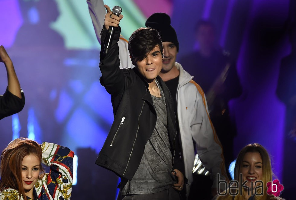 Abraham Mateo durante su actuación en los Premios 40 Principales 2015