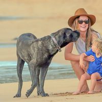 Olivia Wilde con su hijo Otis jugando con un perrito