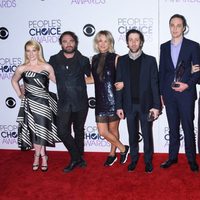 Kaley Cuoco, Melissa Rauch, Johnny Galecki, Simon Helberg, Jim Parsons, Mayim Bialik y Kunal Nayyar en los People's Choice Awards 2016