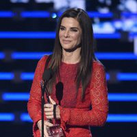 Sandra Bullock con su premio en los People's Choice Awards 2016