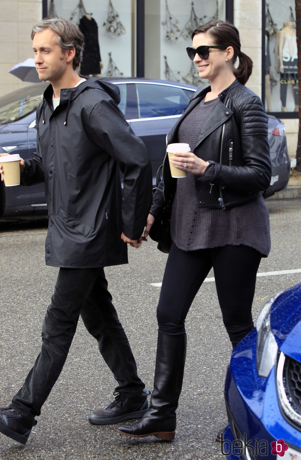 Anne Hathaway embarazada con su marido Adam Shulman en Beverly Hills