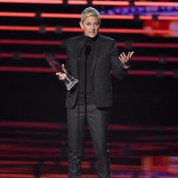 Ellen DeGeneres con su premio en los People's Choice Awards 2016