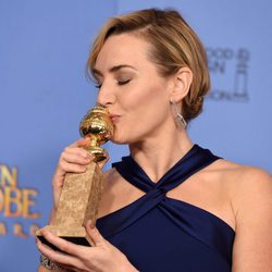 Kate Winslet besando su premio de los Globos de Oro 2016