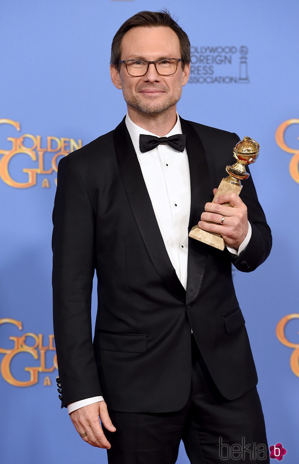 Christian Slater con su premio de los Globos de Oro 2016