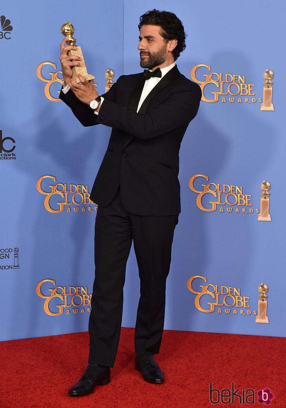 Oscar Isaac con su premio de los Globos de Oro 2016