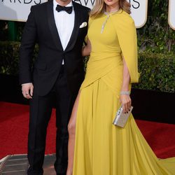 Jennifer Lopez y Casper Smart en la alfombra roja de los Globos de Oro 2016