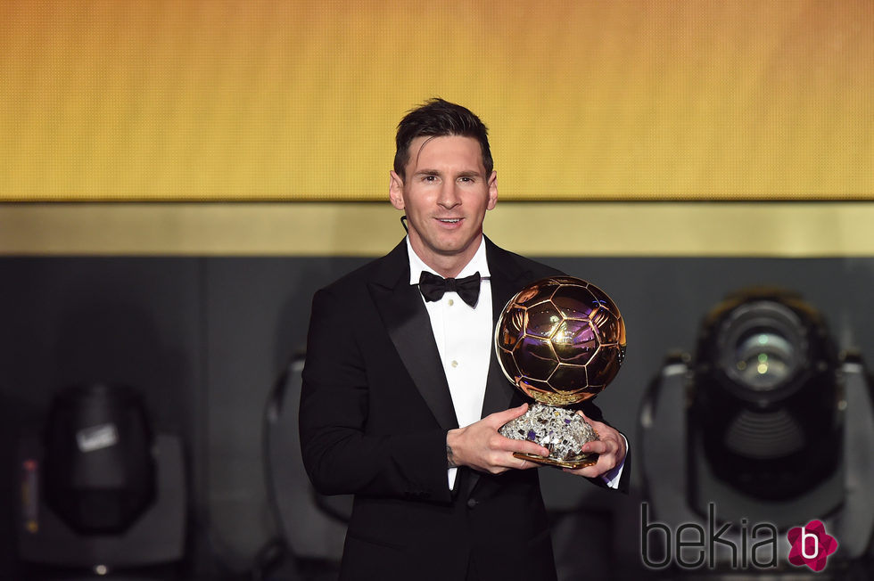 Leo Messi posa con el Balón de Oro 2015