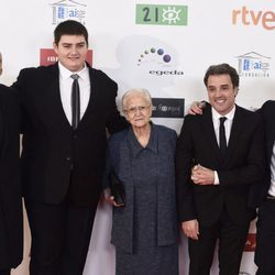 Daniel Guzmán con su abuela en los Premios José María Forqué 2016