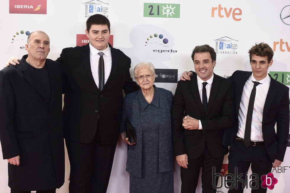 Daniel Guzmán con su abuela en los Premios José María Forqué 2016