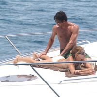 Patrick Dempsey hace un masaje a su mujer Jillian en un barco