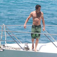 Patrick Dempsey con el torso desnudo en un barco