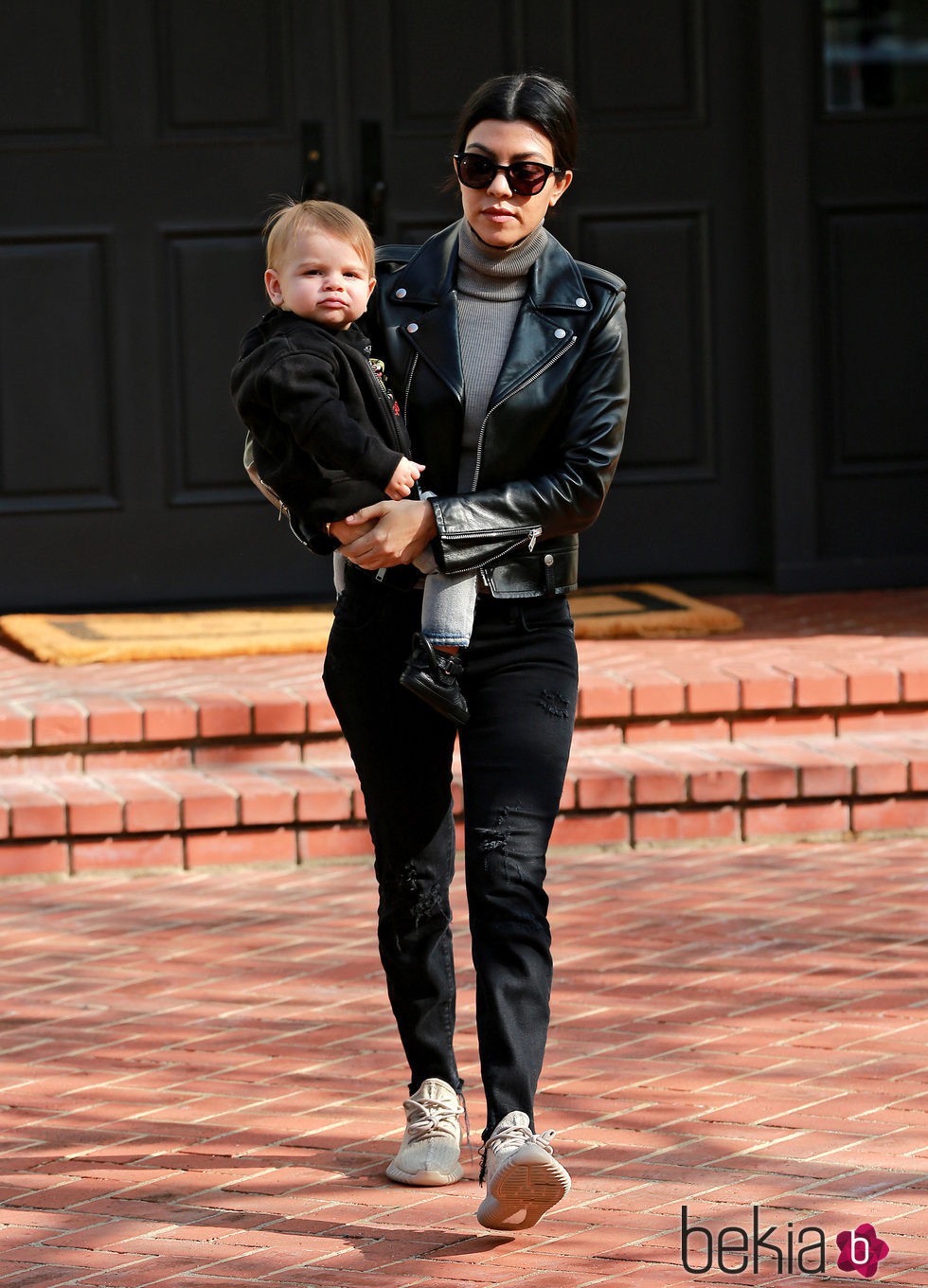 Kourtney Kardashian con su hijo Reign Disick realizando unas compras