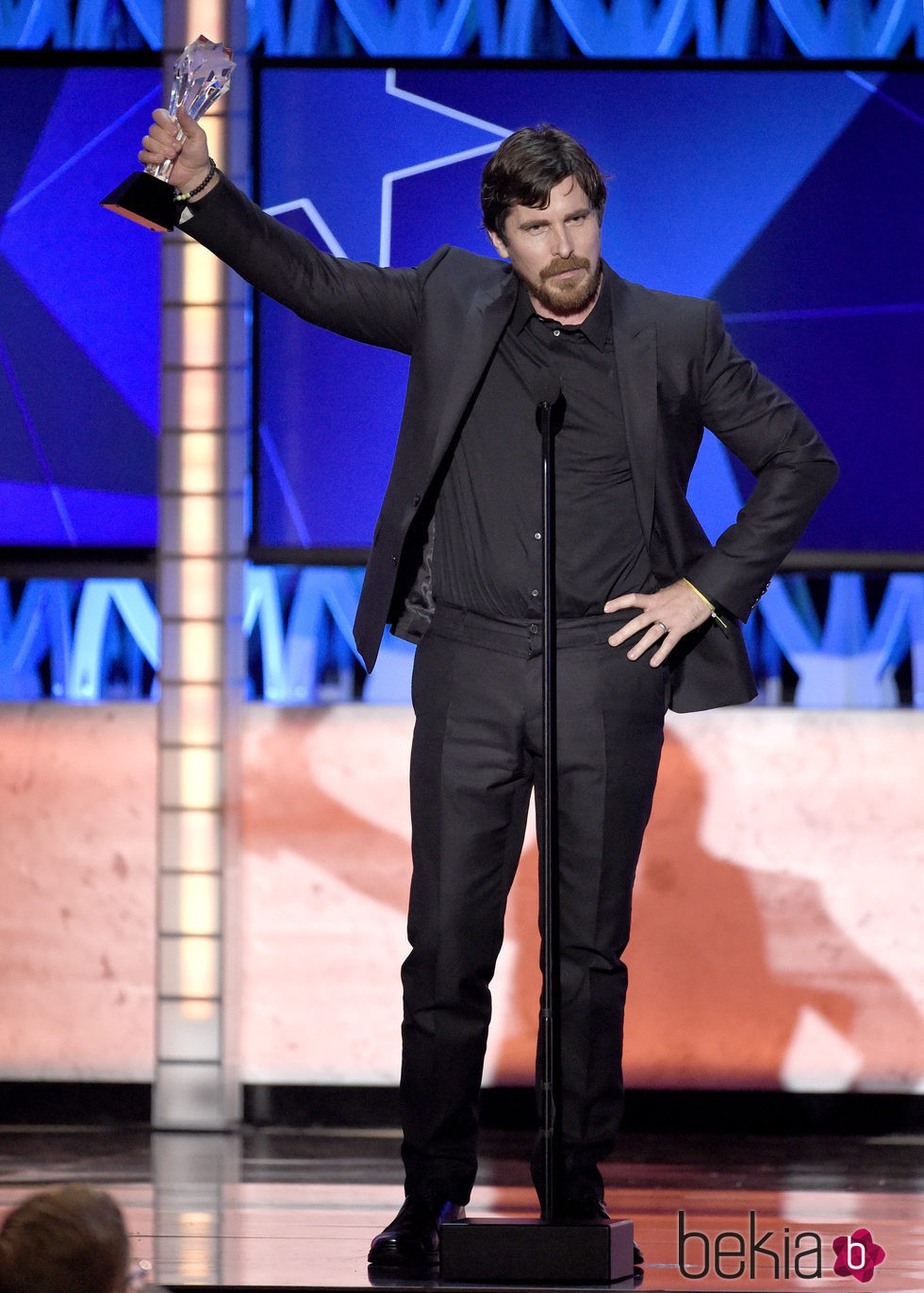 Christian Bale con su premio en los Critics' Choice Awards 2016